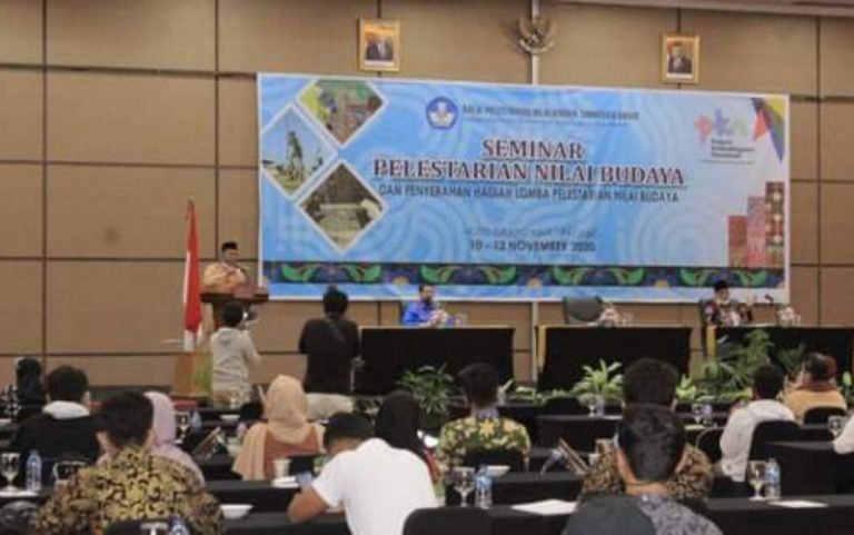 Kepala BPNB Sumbar, Drs Suarman saat memberi kata sambutan di acara pembukaan Seminar Pelestarian Nilai Budaya pada Selasa 10 November 2020 di Padang. (Dok. Istimewa)