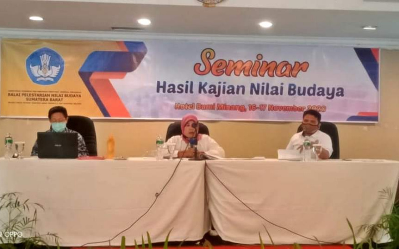 Dra Zusneli Zubir MHum saat Seminar Hasil Kajian Nilai Budaya yang digelar BPNB Sumbar laporkan hasil penelitian eksistensi Kerajaan Jambu Lipo, Senin 16 November 2020 di Padang. (Dok. Istimewa)