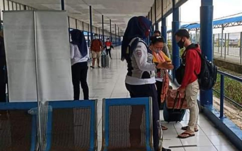 Petugas di Terminal Roro Pelabuhan Bandar Sri Junjungan Dumai. (Foto : Humas BUMD PT. Pelahuhan Dumai Bersemai)