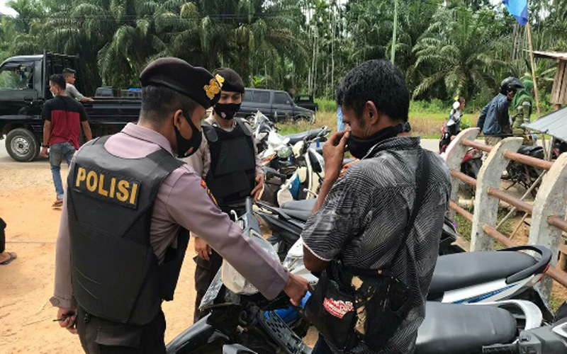 Personel Polres Rohil saat melakukan sosialisasi Prokes ke masyarakat.