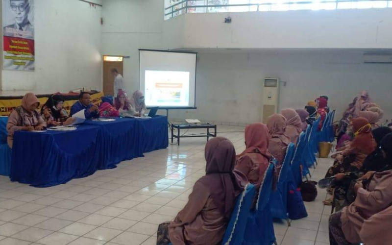 Suasana orasi budaya menyambut Komunitas Bundo Kanduang Saniangbaka Kabupaten Solok saat berkunjung ke Padang. (Dok. Istimewa)