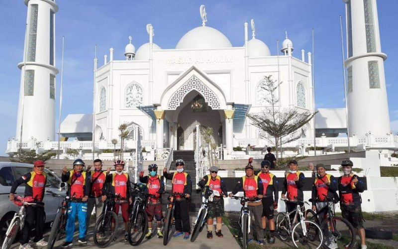 Komunitas sepeda Go Gowes Genre Ranah Minang (3G RM) saat mengelilingi kawasan wisata Tapi Laut di Kota Padang. (Dok. Istimewa)