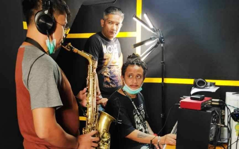 Rulli Aryanto saat dampingi pengisian track saxophone untuk album Teman dan Senang dari AM. Kuncoro, di Prima Founder Studio - Yogyakarta. (Dok. Istimewa)