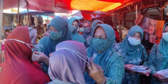 Pengurus PKK Dumai Bagikan Masker dan Kampanye 3M di Pasar Tradisional