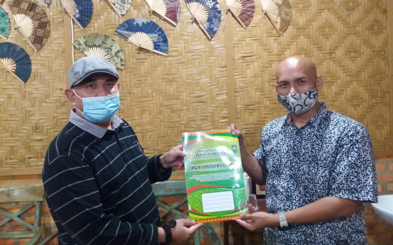 Ketua PWI Riau H Zulmansyah Sekedang (kiri) dan Ketua PGRI Riau Dr Muhammad Syafii bersepakat memberikan dukungan terhadap TUI FC, klub sepakbola kebanggaan guru se-Indonesia.