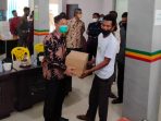 Bupati Rohil Dampingi Gubri Serahkan Bantuan 10 Unit Mesin Kapal Nelayan