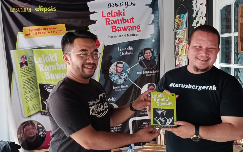 Suasana bedah buku Lelaki Rambut Bawang karya Denni Meilizon pada Sabtu, 15 Januari 2022 di Padang Panjang. (Dok. Istimewa)