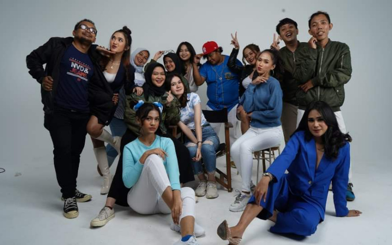 Kiki Rizkya, 2 Hati (Mayang dan Anya), Mas Bruno, Kaffah, Naufa Mirza, dan Elizabeth, para artis Nada Jwara bersama Tim Jwara Creative. (Dok. Jwara Creative)