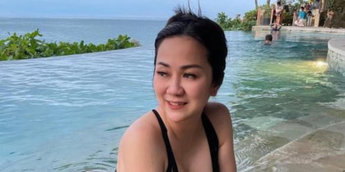 Tante Ernie Pose Pakai Swimsuit Hitam, Ini Kata Netizen