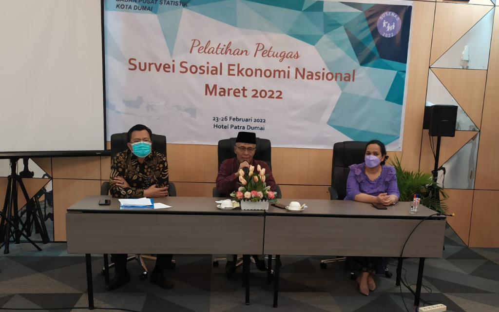 Kepala BPS Kota Dumai Morhan Tambunan (kiri), Kepala BPS Provinsi Riau Misfaruddin (tengah), dan Instruktur Nasional Susenas Siswyni M.O Tambunan (kanan), saat menutup Pelatihan Petugas Susenas 2022 gelombang pertama di ruang rapat Patra Hotel Dumai. Kamis (24/02/2022)