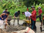 Masyarakat Tembilahan Lakukan Perbaikan Jembatan dan Jalan