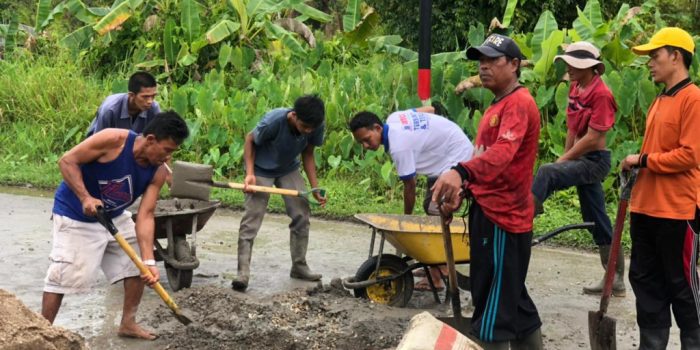 Masyarakat Tembilahan Lakukan Perbaikan Jembatan dan Jalan