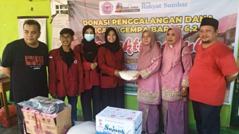 Saat serah terima bantuan yang disalurkan melalui Bengkel Literasi Rakyat Sumbar untuk warga Pasbar dan Pasaman terdampak gempa Talamau, Sabtu 12 Maret 2022 di Simpang Empat, Pasbar. (Dok. Denni Meilizon)