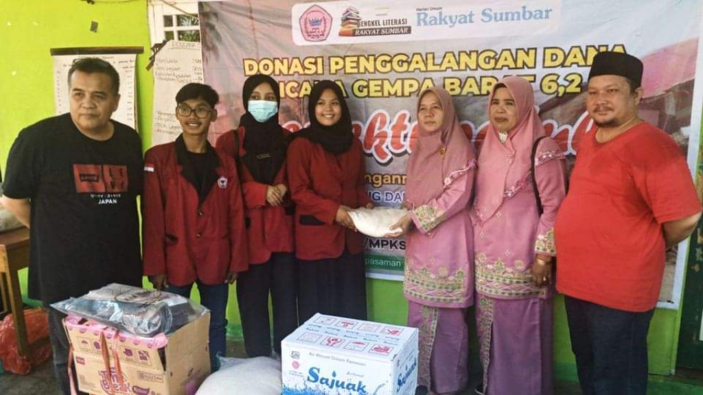 Saat serah terima bantuan yang disalurkan melalui Bengkel Literasi Rakyat Sumbar untuk warga Pasbar dan Pasaman terdampak gempa Talamau, Sabtu 12 Maret 2022 di Simpang Empat, Pasbar. (Dok. Denni Meilizon)