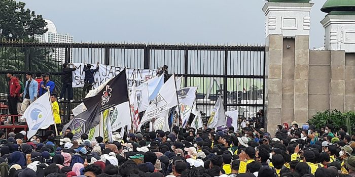 Dikeroyok Massa Demo 11 April di Depan DPR, Polantas Masuk IGD