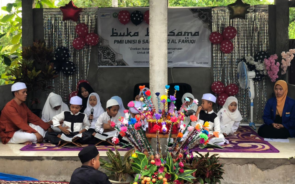 Santri dan santriwati Tempat Pengajian Al-Quran (TPQ) Al Faruqi saat khatam (khotmil) Iqro.