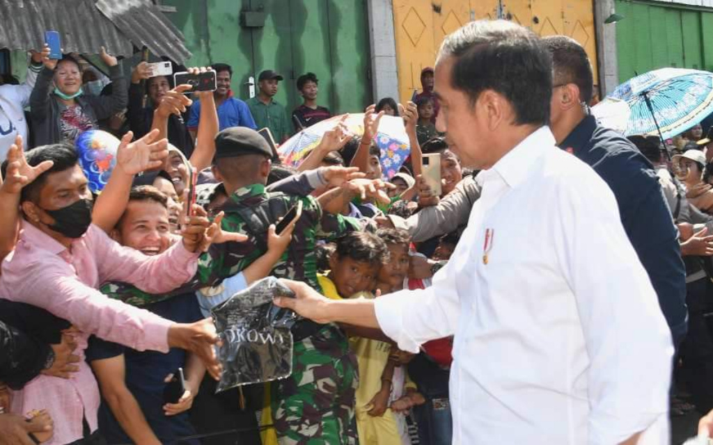 Presiden Jokowi bersama rombongan saat meninjau bedah rumah apung di Lorong 6 Umum Bagan Deli, Kecamatan Medan Belawan, Medan. (Dok. Istimewa)