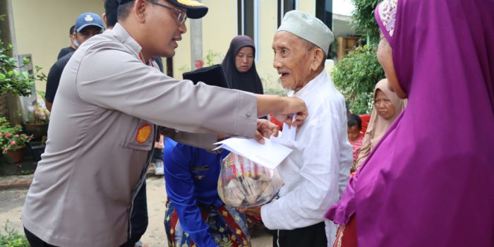 Bersama 234 SC Regwil Dumai, Kapolres Pimpin Bakti Sosial