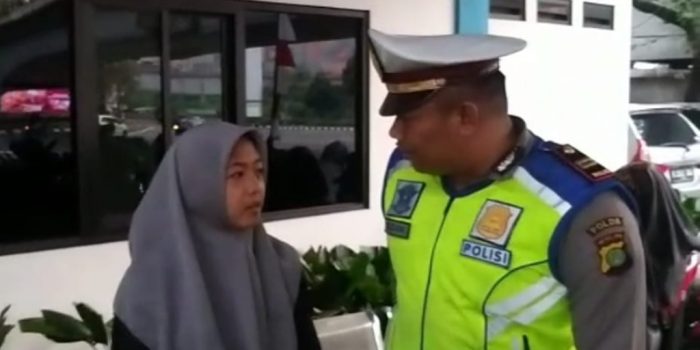 Aksi Terpuji, Personel Sat Lantas Jakarta Barat Antar Anak Tersesat dan Kehabisan Ongkos