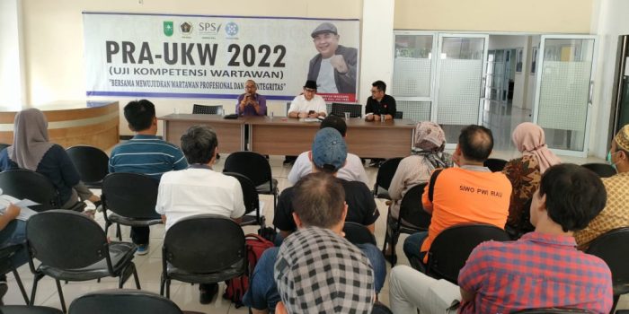 Peserta Antusias Dengarkan Penjelasan saat Pra UKW di PWI Riau