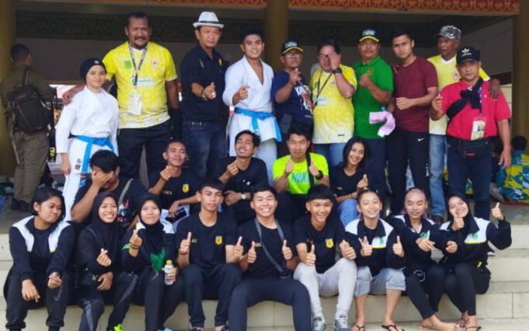 Ket foto. Karateka Dendy Syahputra (Seragam putih karate) bersama ketua umum Forki Inhil dan perwakilan Cabor Karate di Kuansing.