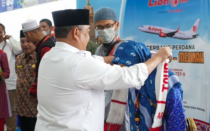 Wakil Gubernur Riau Edy Natar Nasution melepas jamaah umroh perdana Pekanbaru - Madinah di Bandara SSK II Pekanbaru, Rabu (18/1)