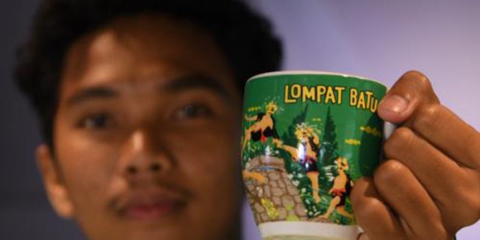 Pria Ini Kenalkan Permainan Tradisional Lewat Mug