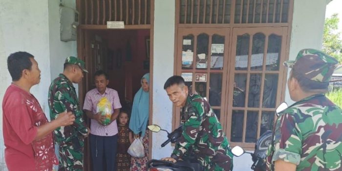 Dandim Dumai Bagikan Paket Sembako Kepada Masarakat Terdampak Ledakan Kilang