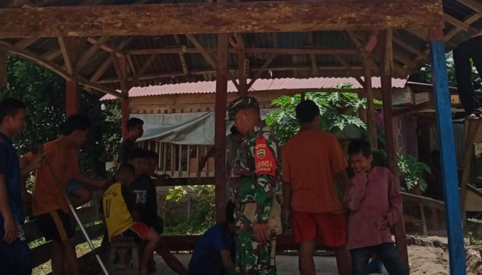 Babinsa Kodim Dumai Bersama Warga Goro Perbaiki Pos Kamling