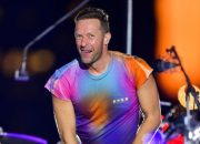 Chris Martin Buka Suara Soal Desakan Batalkan Konser Coldplay