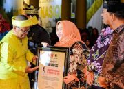 Bupati Bengkalis Terima Anugerah PWI Award 2023