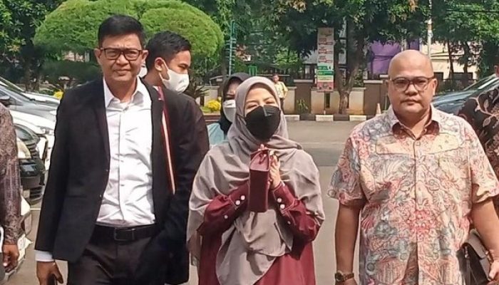 Desta dan Natasha Rizki Kompak Hadiri Sidang Cerai Perdana