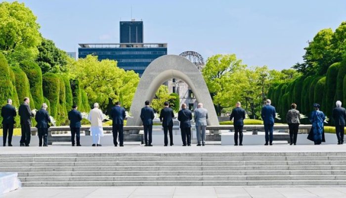 Jokowi Letakkan Bunga Beri Penghormatan ke Korban Bom Atom Hiroshima