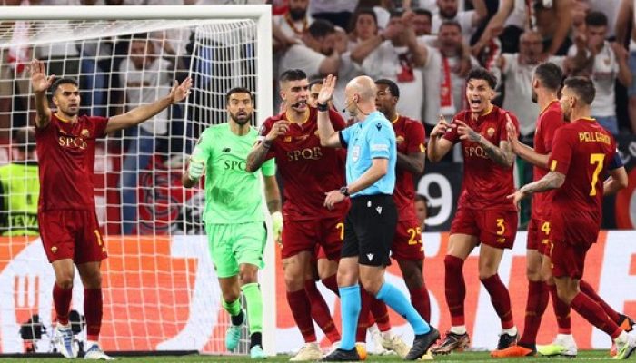 Komite Wasit Inggris Kecam Serangan Fans Roma ke Wasit Anthony Taylor