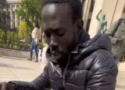 Viral Pedagang Suvenir di Paris Fasih Bahasa Indonesia, Netizen: Berasa di Tanah Abang!