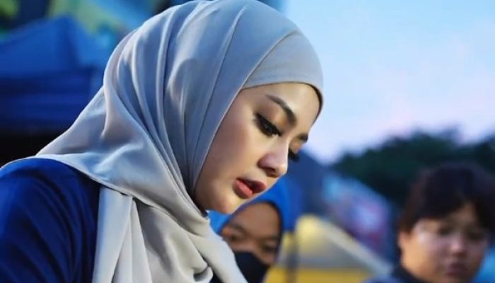 Kini Berhijab, Jenita Janet Terharu Ceritakan Nasib 1.000 Wig Koleksinya