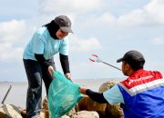 PT KPI Unit Dumai Libatkan Berbagai Pihak dalam Aksi Bersih Pantai Marina