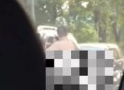 Bule Bugil Diduga ODGJ Viral, Berlari di Jalan