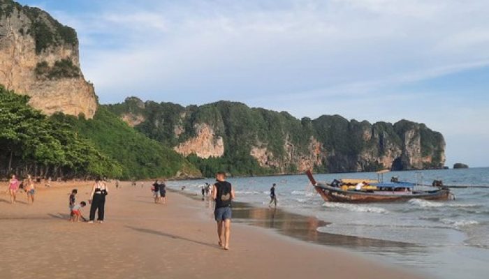 Nikmati Sore di Pantai Ao Nang Thailand