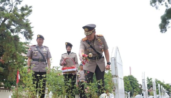 Ziarah di TMP dan Larung Bunga di Sungai Siak, Irjen Iqbal Doakan Arwah Pahlawan