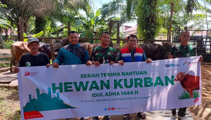 Berbagi, PT KPI Dumai Lakukan Penyembelihan dan Penyerahan Hewan Kurban ke Masyarakat