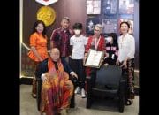 Nenek 71 Tahun Pendaki Gunung Rinjani Raih Penghargaan Rekor MURI