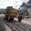 Proses pembongkaran tempelan aspal yang lama. Sabtu (22/07/2023). (Foto : Istimewa)