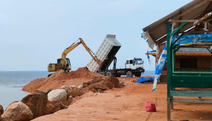 Diduga Reklamasi Pantai Koneng Tak Miliki Izin