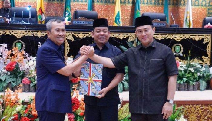 Gubernur Riau Sampaikan Nota Pengantar Raperda Perubahan APBD Riau 2023