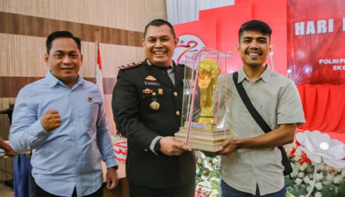 Sempena Bhayangkara dan HUT PWI, Tim AHS FC Pekanbaru Juara Open Turnamen Sepak Bola