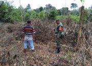 Babinsa Bukit Timah Patroli Karhutla di Wilayah Rawan