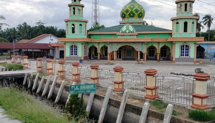 Pencegahan Banjir, Apical Dumai Lakukan Perbaikan Turap Parit