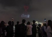 First-ever Coca Cola® Drone Show in Hong Kong 600 Drones Present 12 Scenes of Mesmerizing Memories with Coca-Cola over Victoria Harbour – Featuring a Heartfelt Expression of Love by Renowned Celebrity Louis Cheung