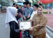 Semarak Hari Jadi ke-513 Bengkalis, Bupati Kasmarni Serahkan Hadiah Lomba Permainan Tradisional
